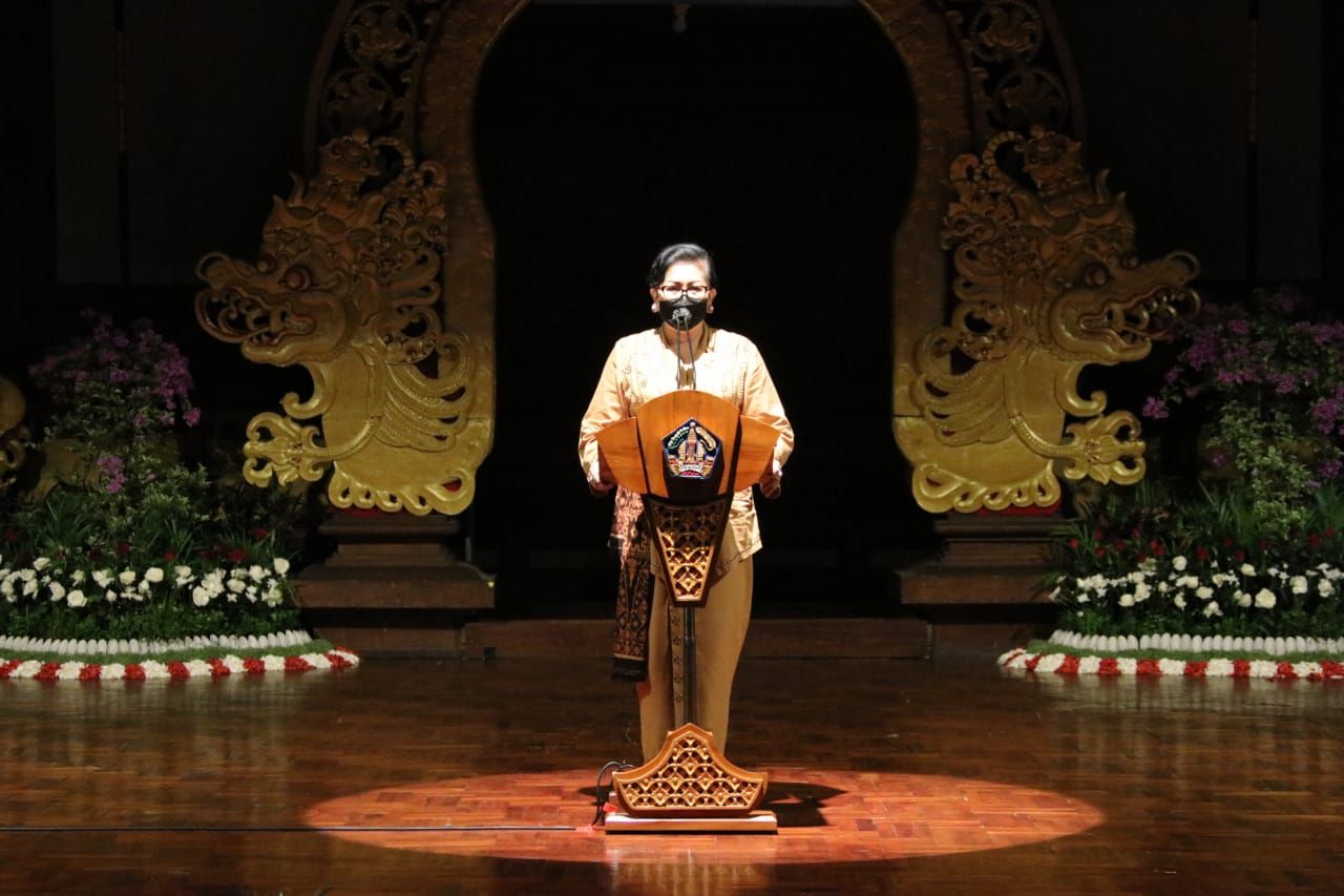 podiumnews.com-Ny Putri Koster Ajak Pegawai Pahami Penggunaan Pakaian Rapi dan Elegan ke Kantor